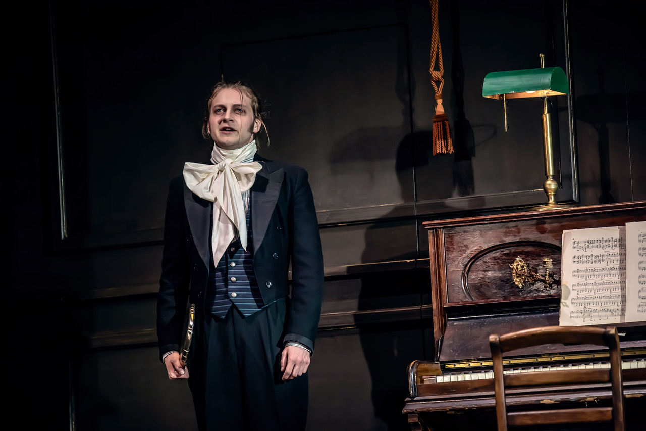 Henning Mittwollen sagt Ja, Sir mit Tablett.